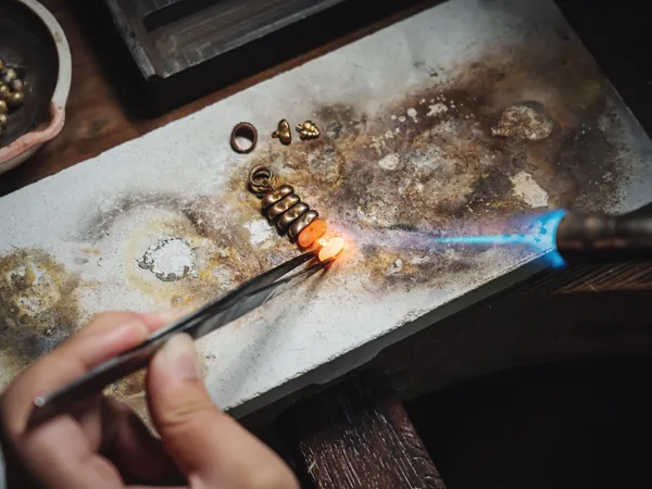 Stel dat samen trouwringen maakt in het atelier, warm verlicht